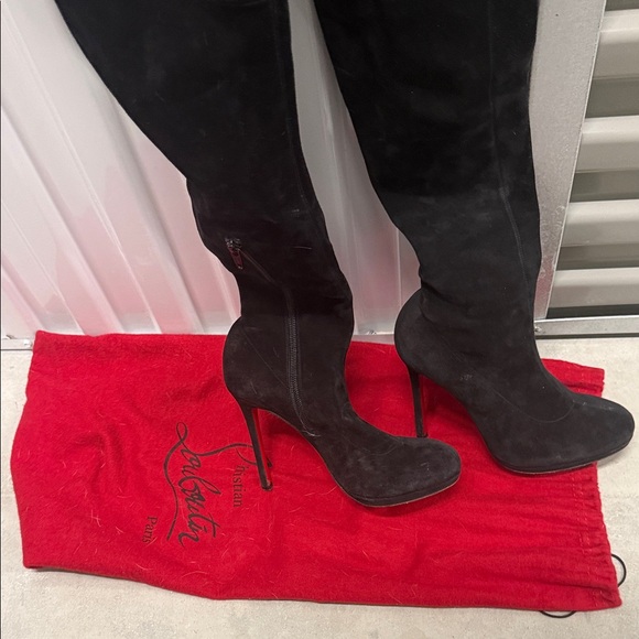 Christian Louboutin Black Pumps with Iconic Red Soles - Picture 7 of 7